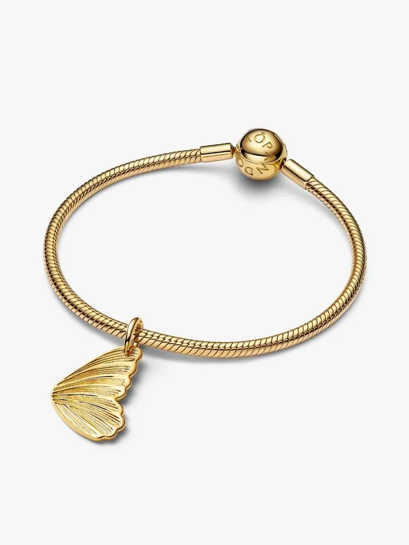 Gouden slangket armband met getextureerde vlindervleugel hanger, vooraanzicht op een witte achtergrond.