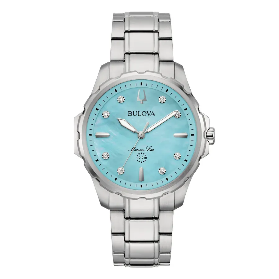 Vista frontal del reloj con esfera azul claro y brazalete de acero, fondo blanco.