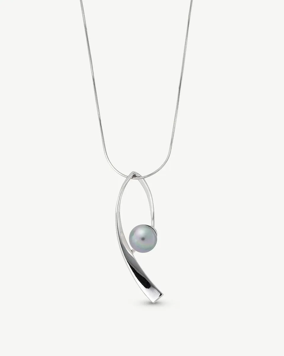 Collar con colgante de perla gris sobre fondo blanco, vista frontal con cadena fina y diseño curvo.