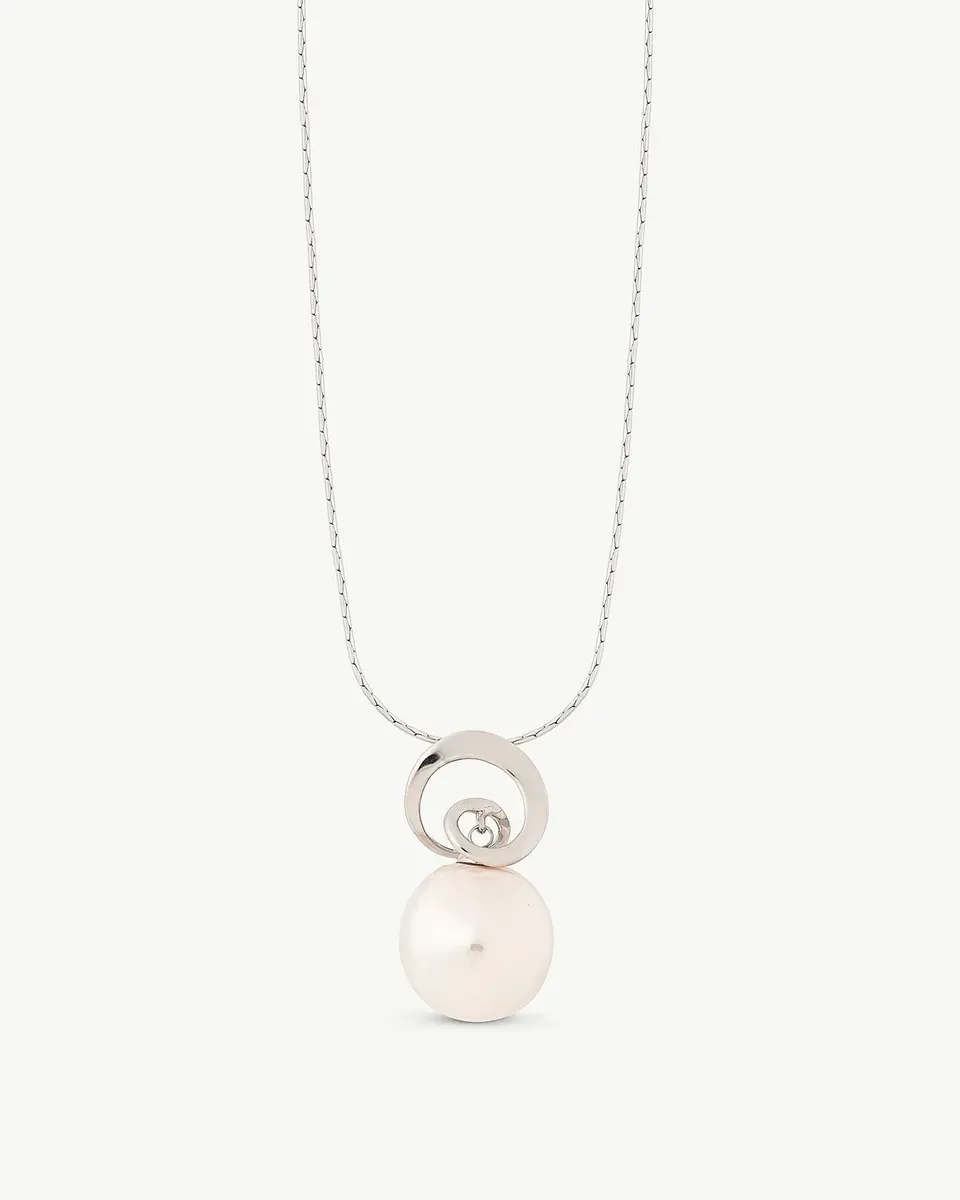 Vue de face d'un collier avec perle ovale et monture en spirale, centré sur fond blanc.