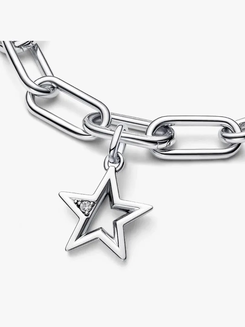 Close-up van de ster charm hangend aan een grove schakelketting, witte achtergrond.