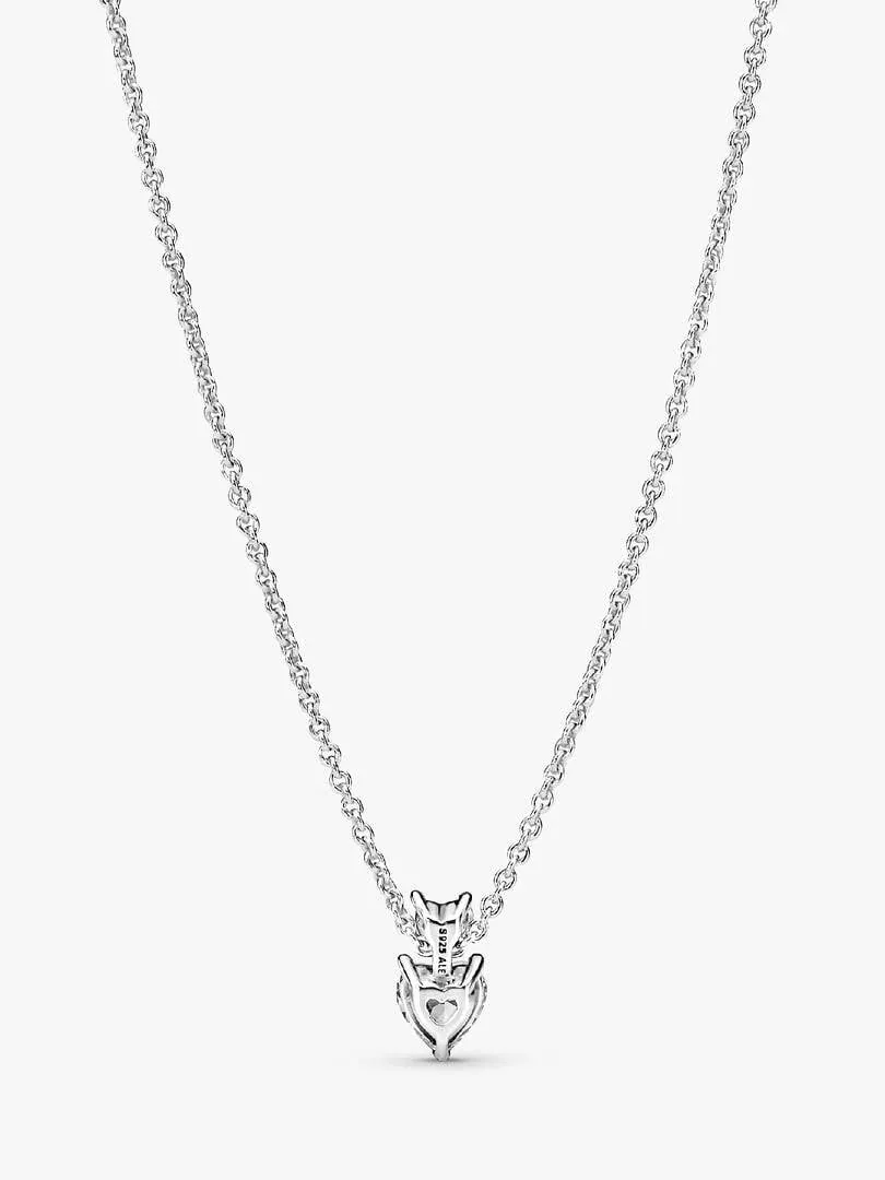 Zilveren ketting met dubbel hart hanger, vooraanzicht op een witte achtergrond.