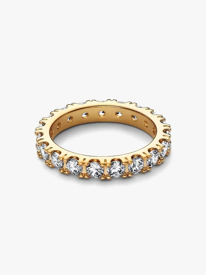 Anillo eternity con circonitas visto en ángulo de tres cuartos, fondo blanco neutro.