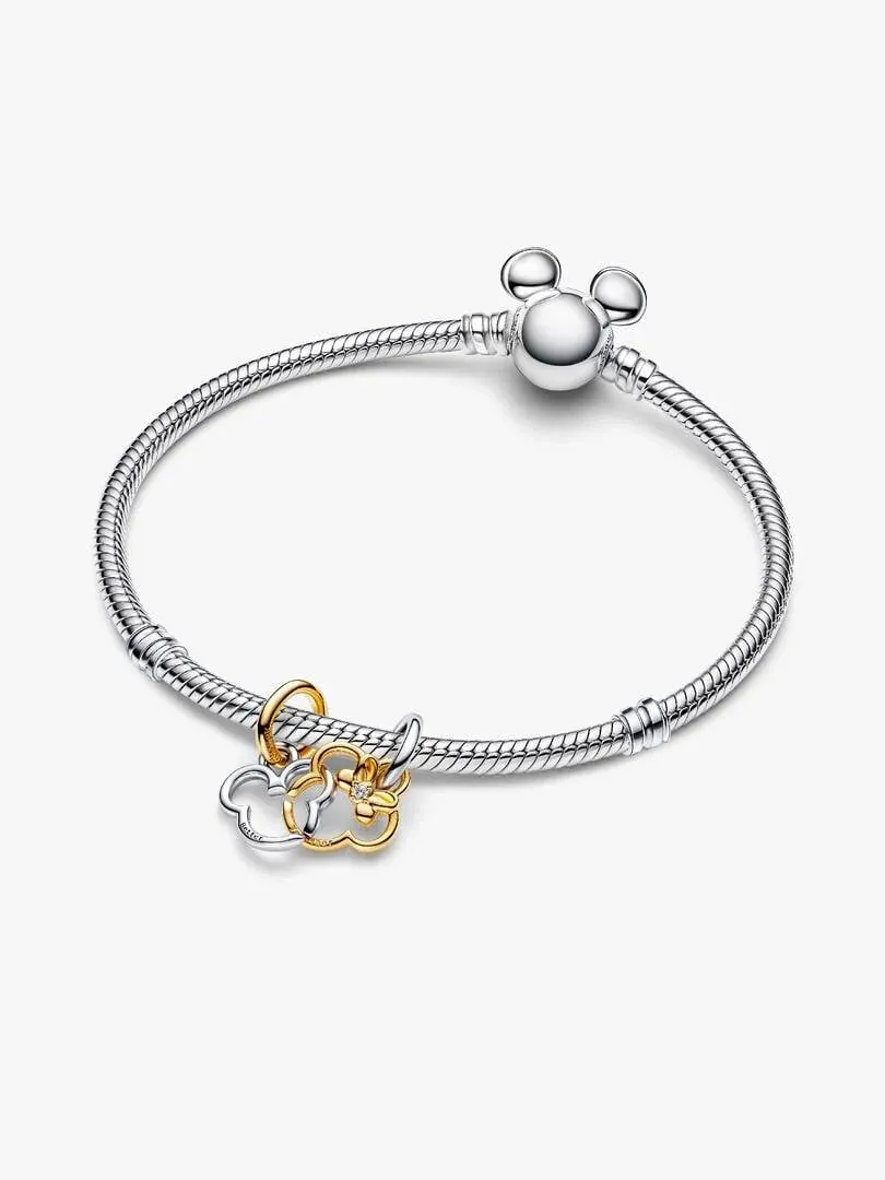 Draufsicht auf das Armband mit den teilbaren Mickey und Minnie Charms auf weißem Hintergrund.