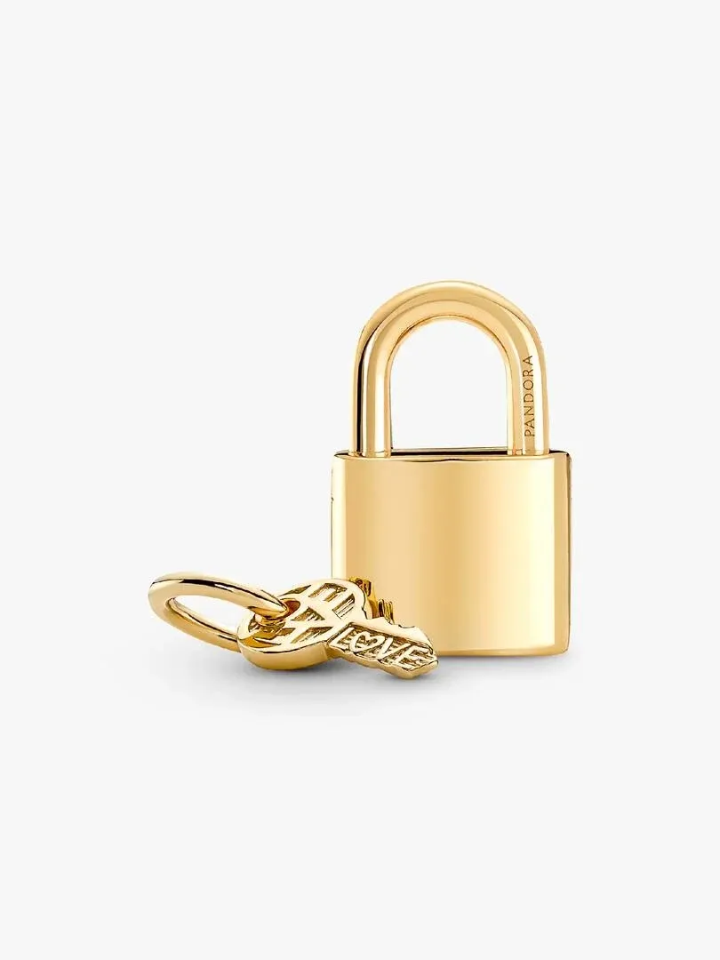 Charm cadenas et cadenas en or, vue de face avec légère perspective latérale sur fond blanc.