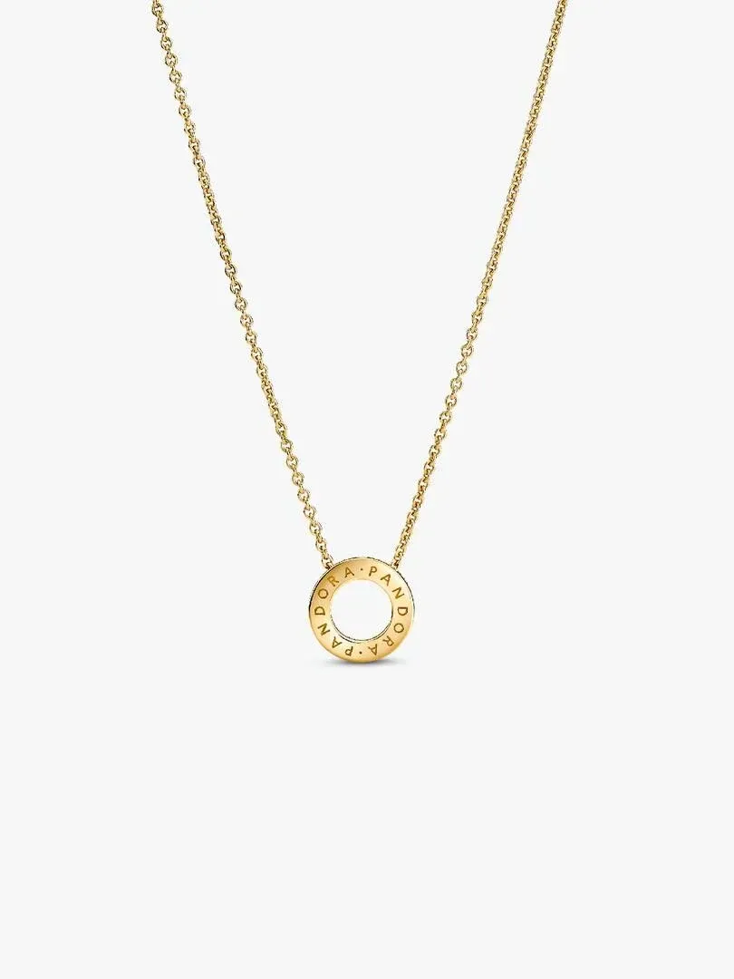 Goudkleurige ronde hanger ketting gecentreerd op een witte achtergrond, vooraanzicht.