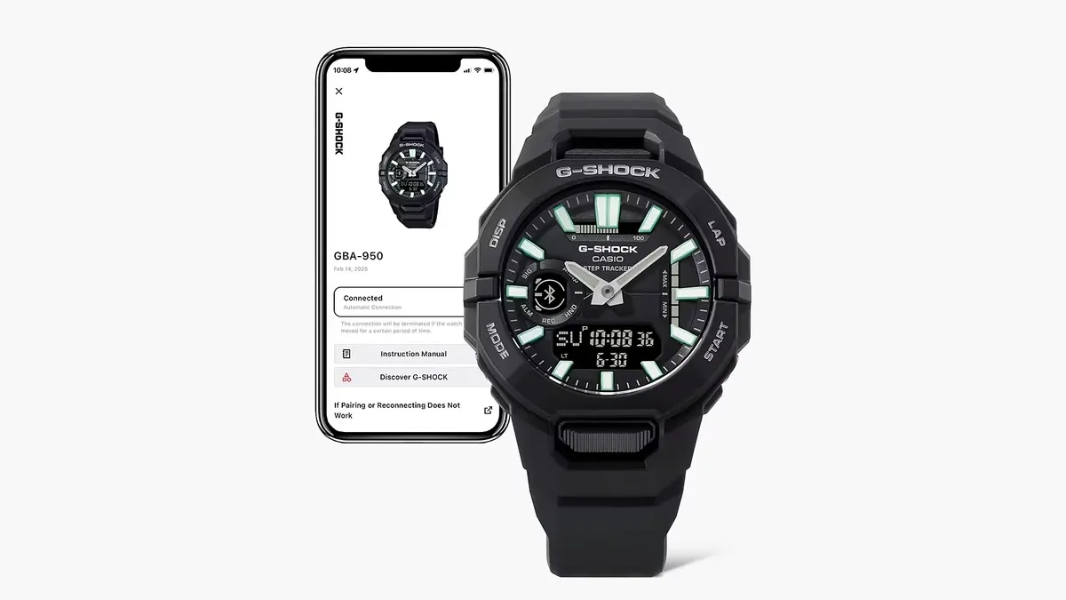 Vista frontal del reloj junto a un smartphone con la aplicación G-SHOCK abierta, sobre fondo blanco.