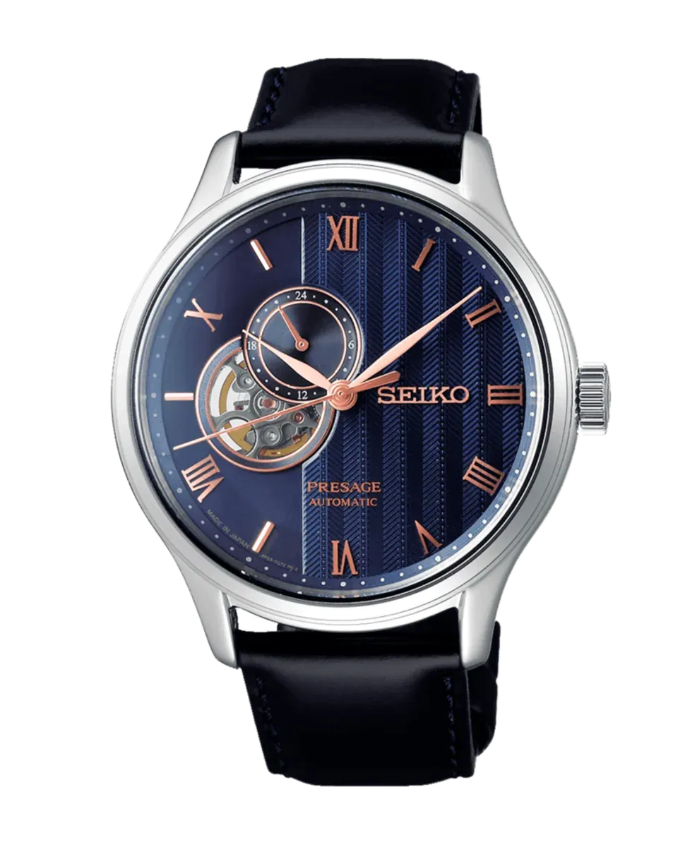 Vista frontal completa del reloj sobre fondo blanco, destacando la esfera azul texturizada y correa de cuero negra.
