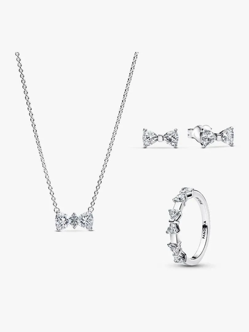 Set van ketting, oorbellen en ring met strikmotief op een witte achtergrond, vooraanzicht.