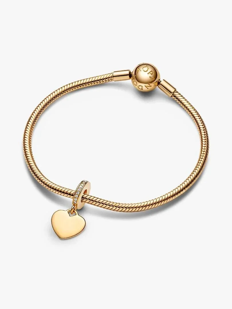 Goldenes Cord-Armband mit Herzanhänger, Frontansicht auf weißem Hintergrund.