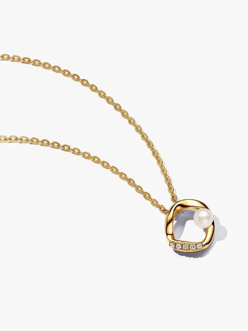 Collar con colgante de perla y pavé visto en ángulo diagonal sobre fondo blanco.