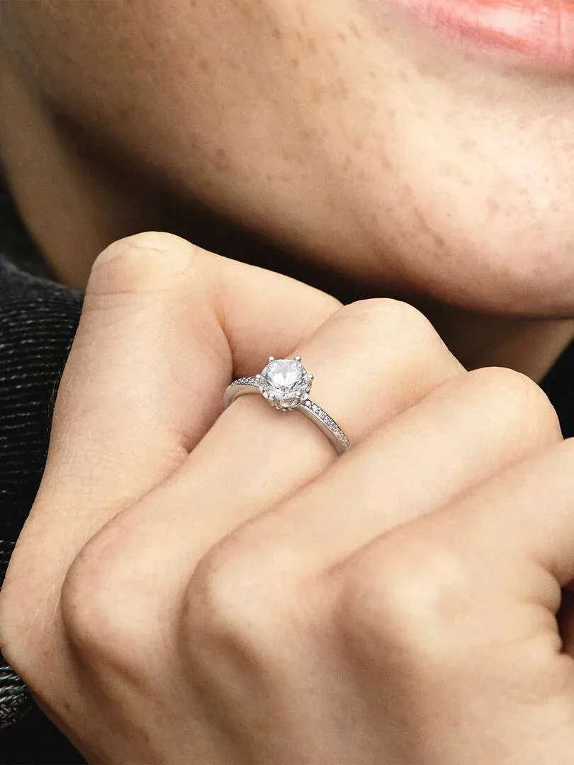 Nahaufnahme des Zirkonia-Rings am Finger, Seitenansicht an der Hand eines Models.