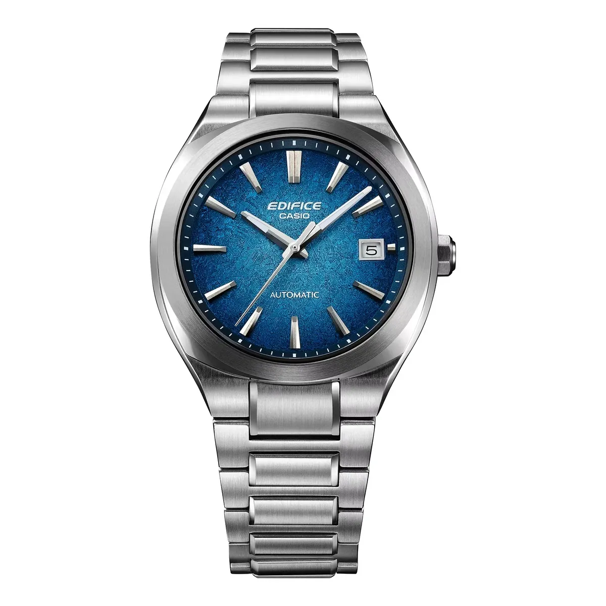 Vista frontal completa del reloj con esfera azul y brazalete de acero, centrado sobre fondo blanco.