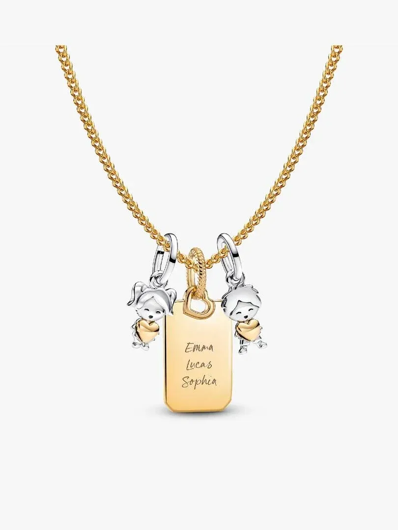 Collier avec trois pendentifs centraux sur fond blanc, vue de face des charms gravés et des figurines.