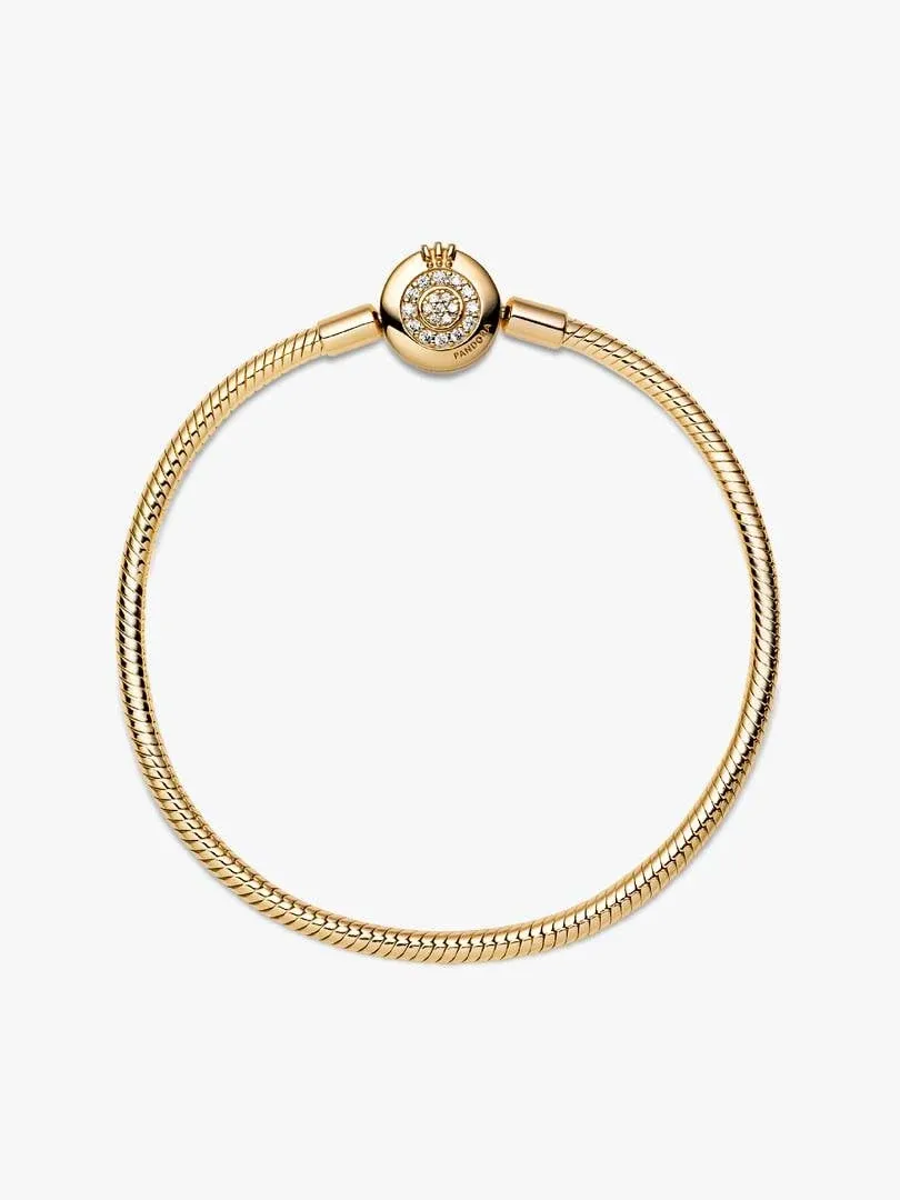 Vooraanzicht van de armband op een witte achtergrond, met focus op de ronde sluiting met steentjes.