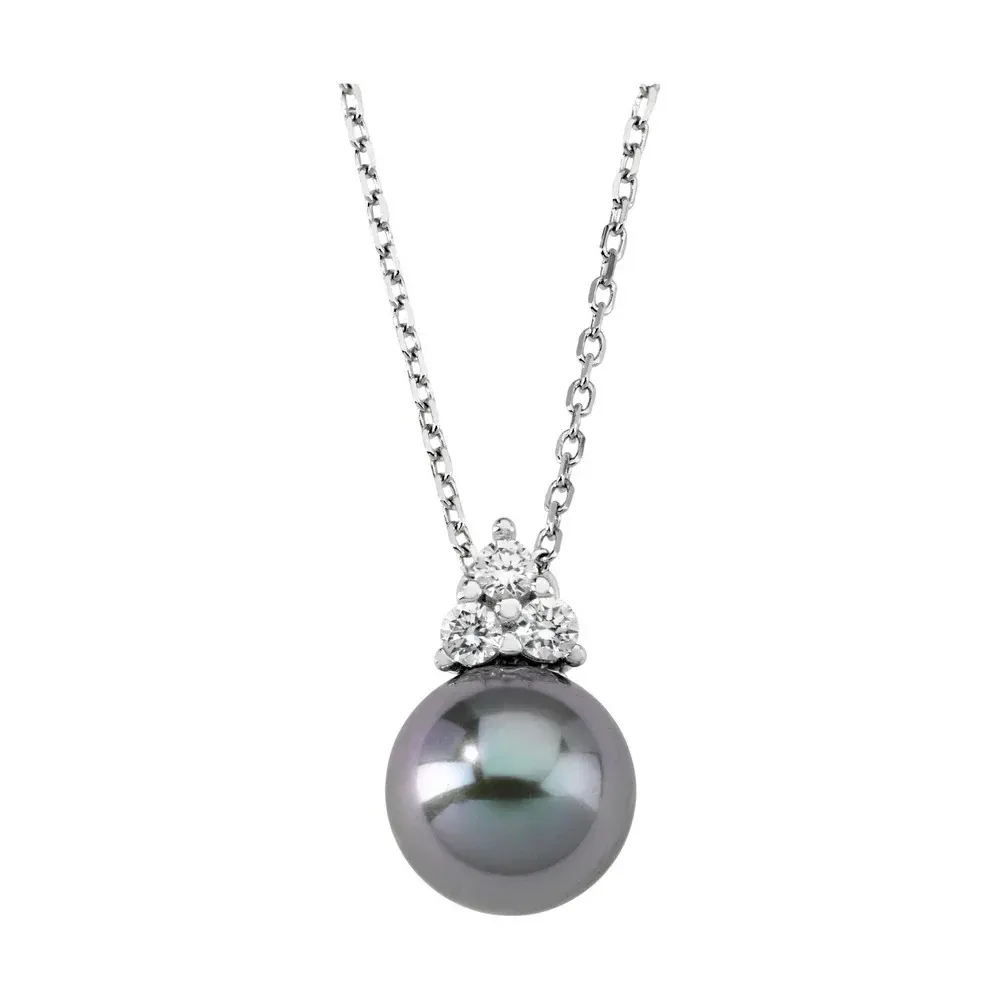 Collar con colgante de perla gris y circonitas, vista frontal sobre fondo blanco puro.