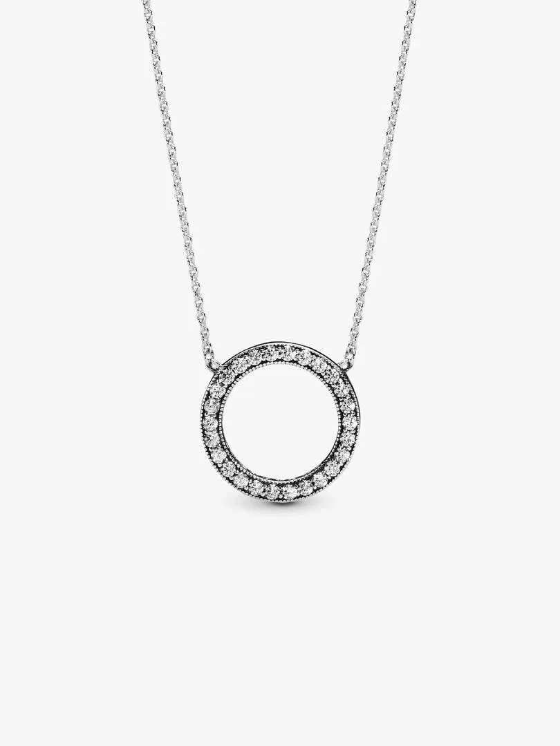 Cirkelvormige hanger met zirkonia aan een zilveren ketting, vooraanzicht op witte achtergrond.