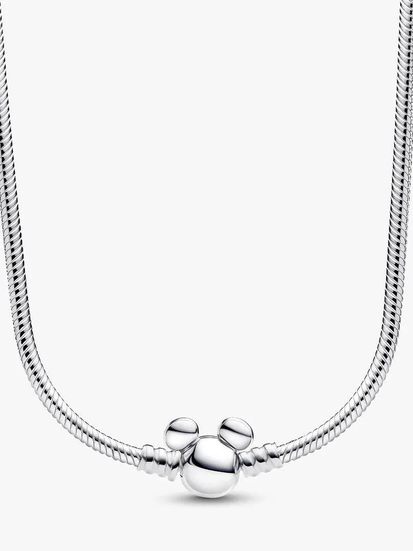 Close-up van de zilveren Mickey Mouse sluiting op een slangketting, witte achtergrond.