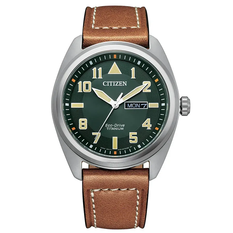 Vista frontal completa del reloj sobre fondo blanco, destacando la esfera verde y la correa de piel marrón.