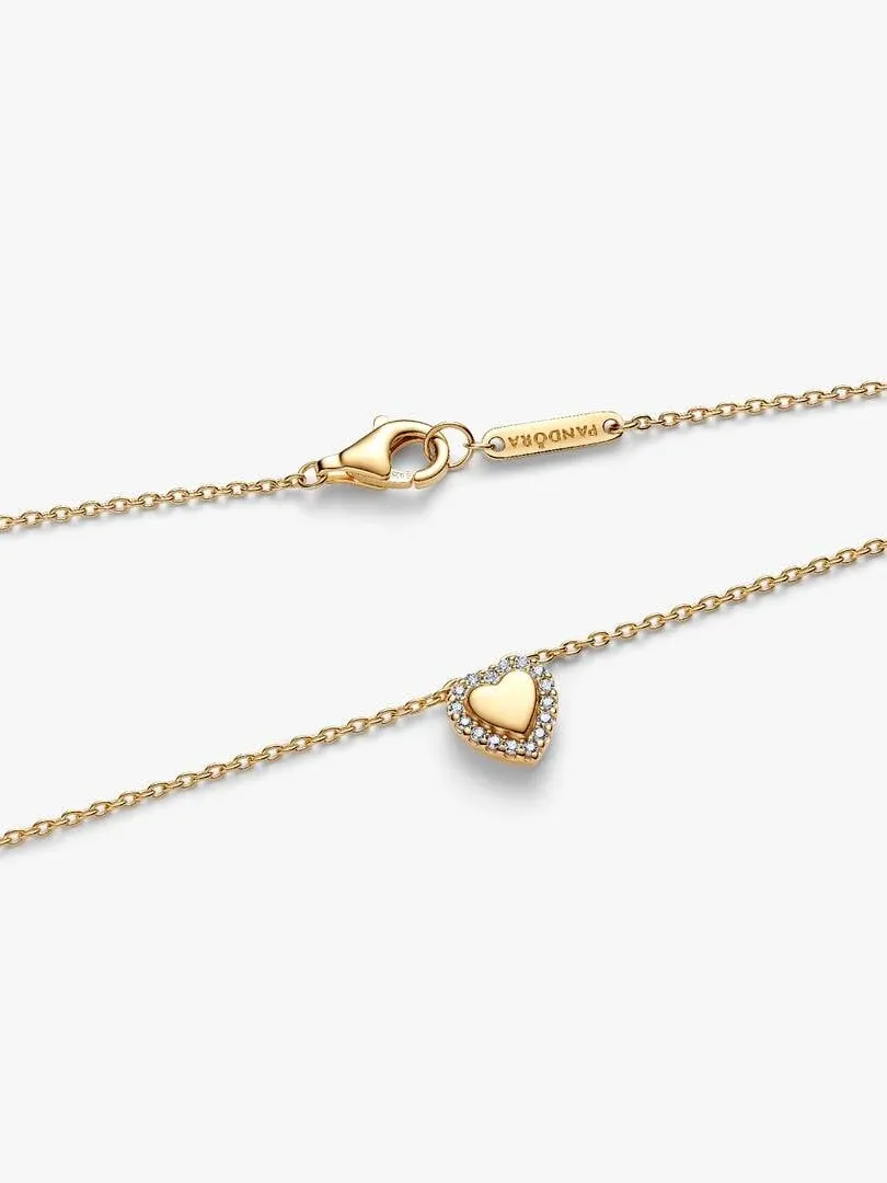 Goldkette mit Herzanhänger und Zirkonia, diagonal auf weißem Hintergrund dargestellt.