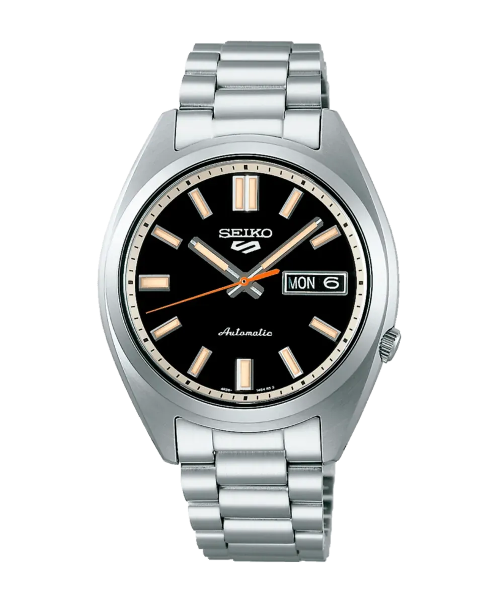 Vista frontal del reloj con esfera negra y brazalete de acero, centrado sobre fondo blanco.