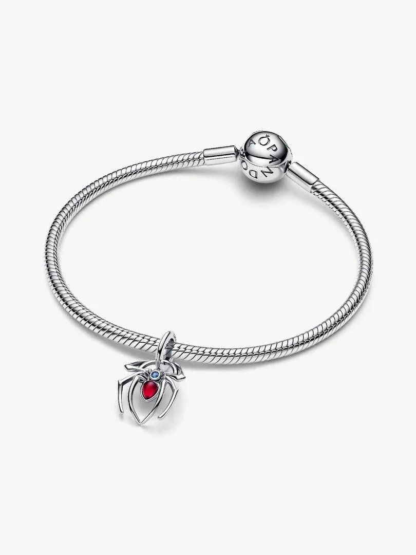 Charm de Spider-Man en brazalete de plata, vista frontal en ángulo sobre fondo blanco.