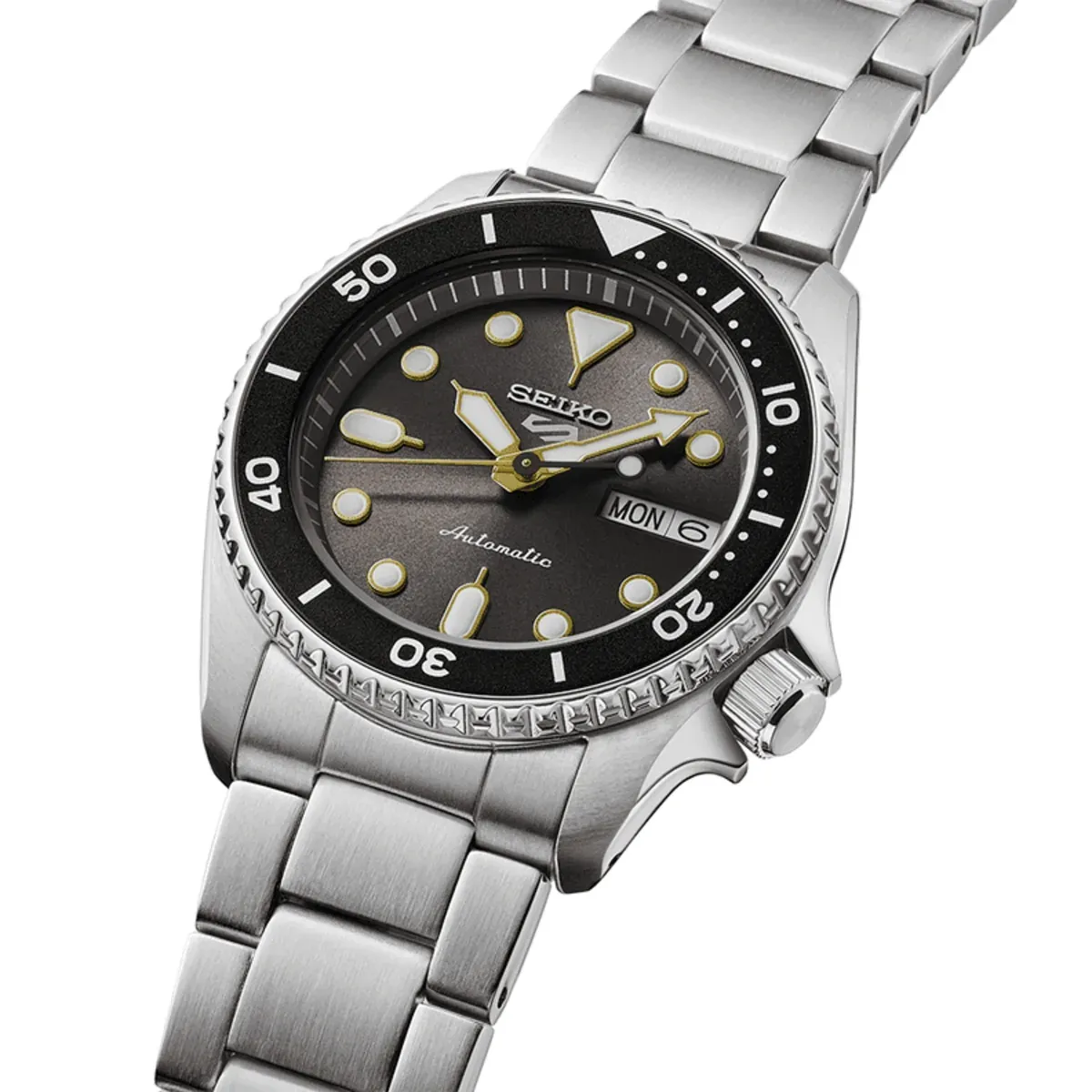 Reloj visto en perspectiva tres cuartos sobre fondo blanco, destacando el bisel y el brazalete de acero.