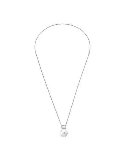 Collier avec perle centrale vue de face, disposition en V sur fond blanc pur.