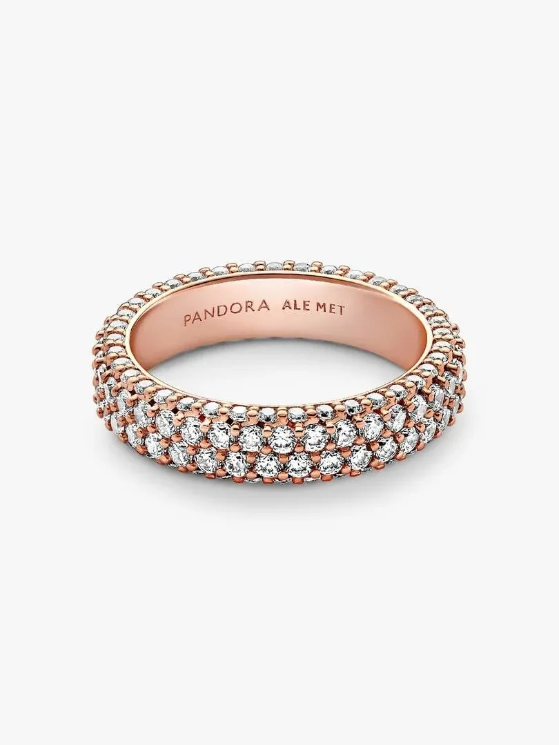 Anillo de filas dobles con circonitas, vista frontal en ángulo sobre fondo blanco.