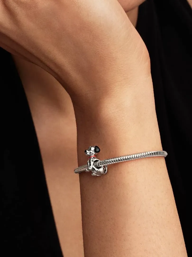 Close-up van de Patch charm om een pols, zijaanzicht tegen een zwarte achtergrond.