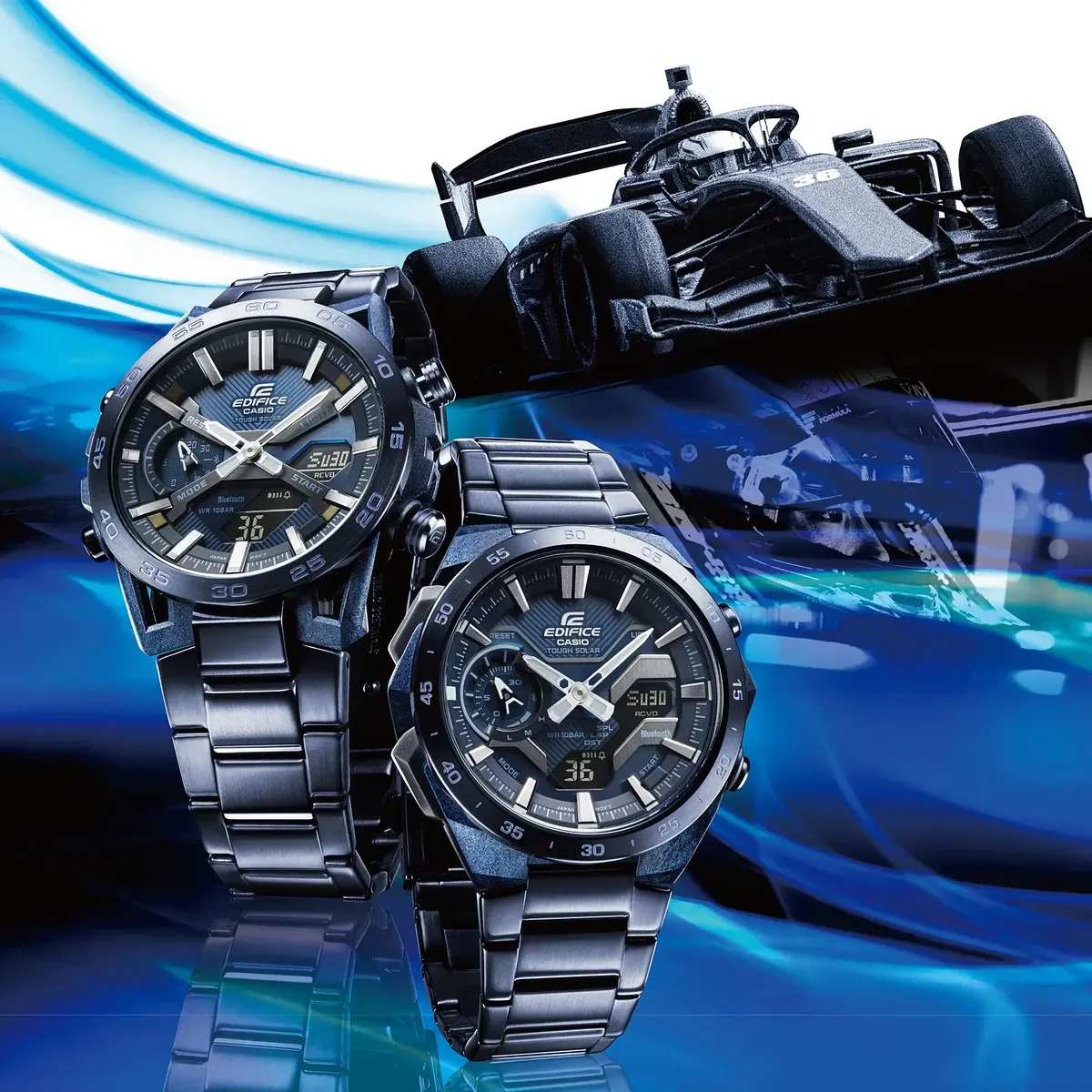 Composición dinámica de dos relojes en ángulo, fondo abstracto azul con estelas de luz y coche de F1 en miniatura.
