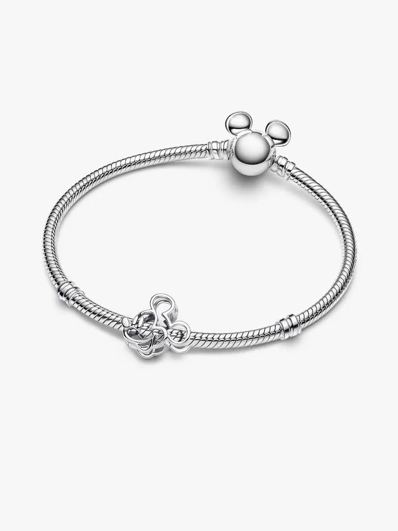 Zilveren armband met Mickey Mouse charm en filigraan hanger, vooraanzicht op witte achtergrond.