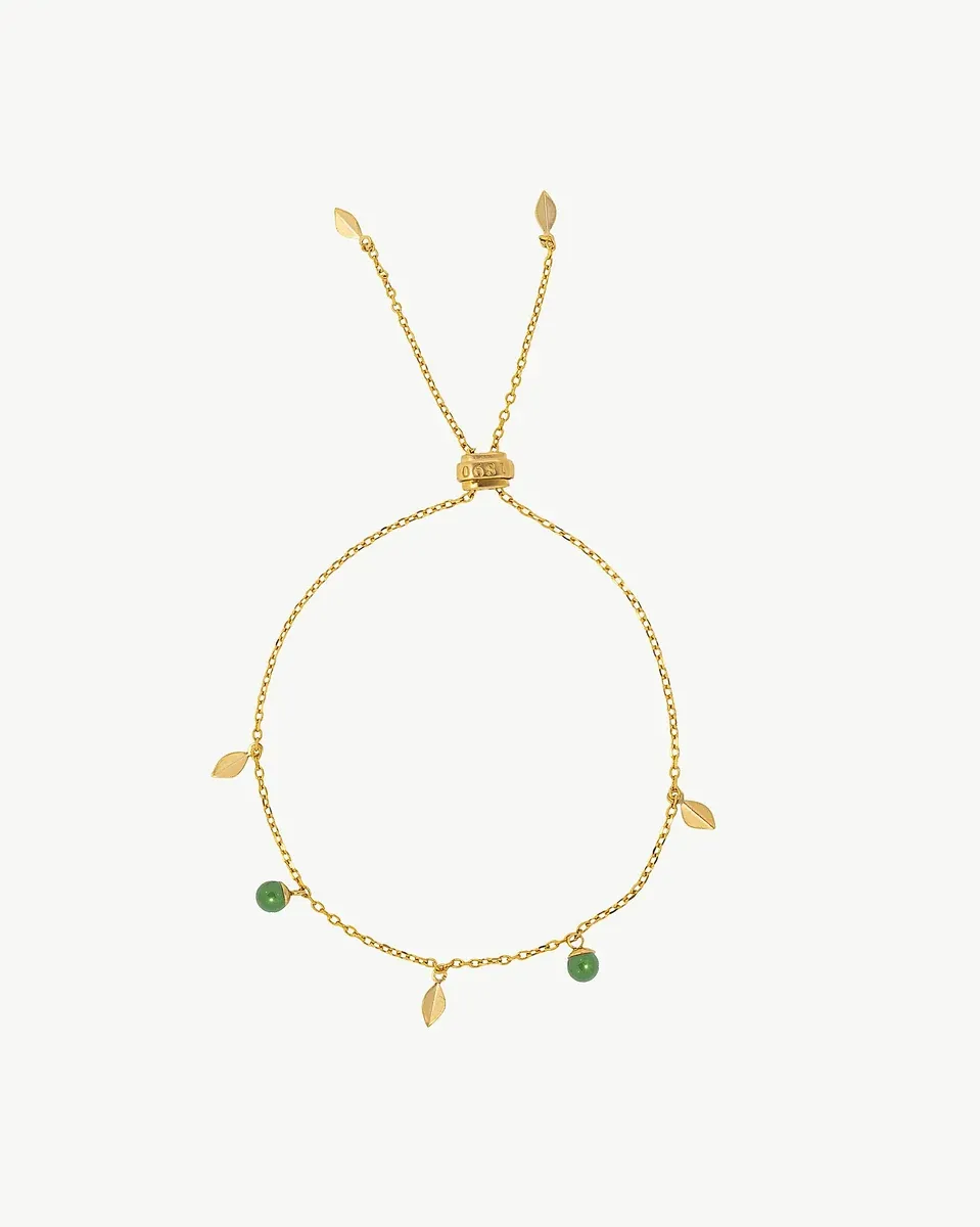Pulsera de cadena dorada con hojas y perlas verdes, vista frontal sobre fondo blanco.