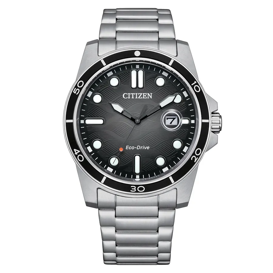 Vista frontal del reloj con brazalete de acero y esfera negra sobre fondo blanco.