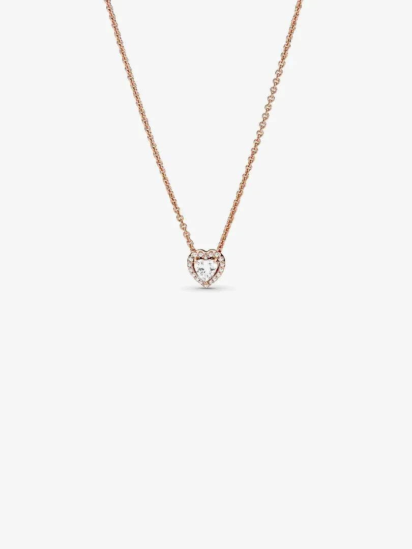 Collar con colgante de corazón y halo de circonitas, vista frontal sobre fondo blanco.