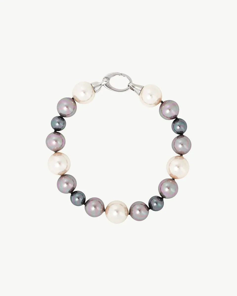 Pulsera de perlas dispuesta en círculo sobre fondo blanco, vista frontal con cierre de plata visible.
