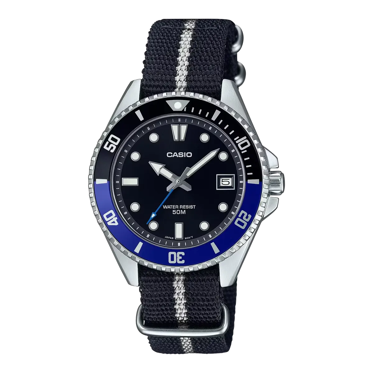 Vista frontal completa del reloj con bisel azul y correa de nylon azul marino sobre fondo blanco