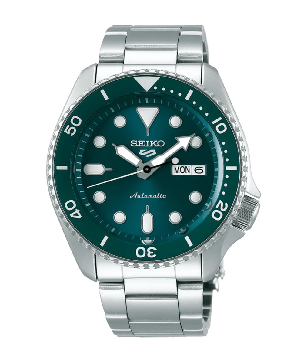 Vista frontal completa del reloj con esfera verde y brazalete de acero, sobre fondo blanco.