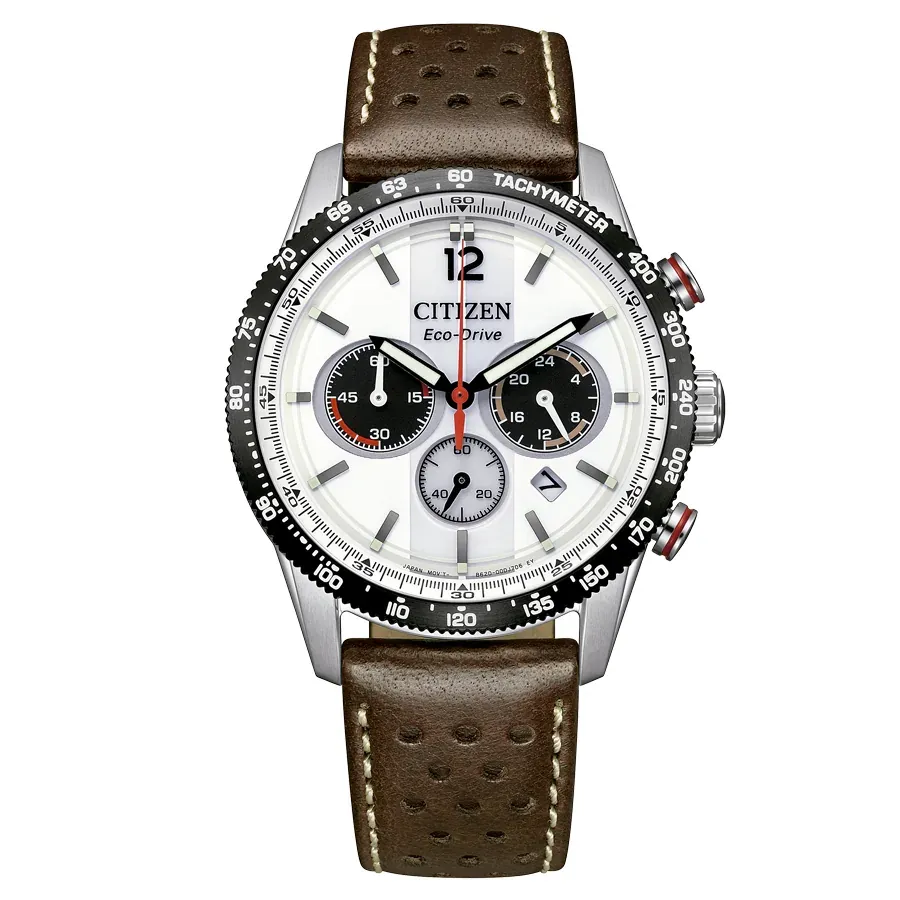 Vista frontal completa del reloj sobre fondo blanco, con esfera blanca y correa de piel marrón perforada.