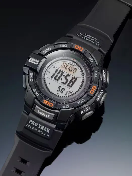 Reloj visto en ángulo tres cuartos sobre fondo negro con reflejo en la base.