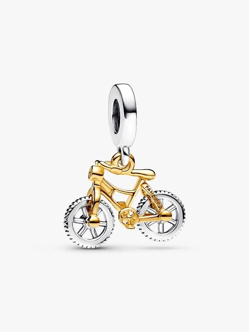 Zweifarbiger Fahrrad-Charm in Dreiviertelansicht, weißer Hintergrund, Detail des Silberrings und Goldkörpers.