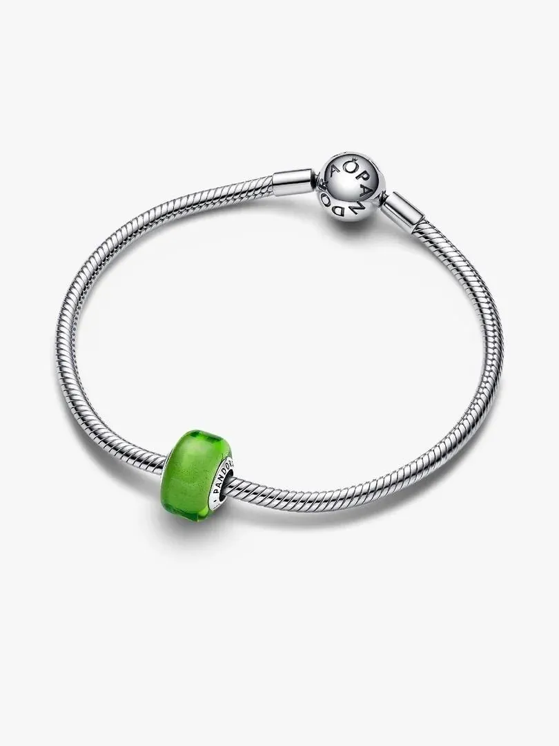Silberarmband mit grünem Glas-Charm, Frontansicht auf weißem Hintergrund.