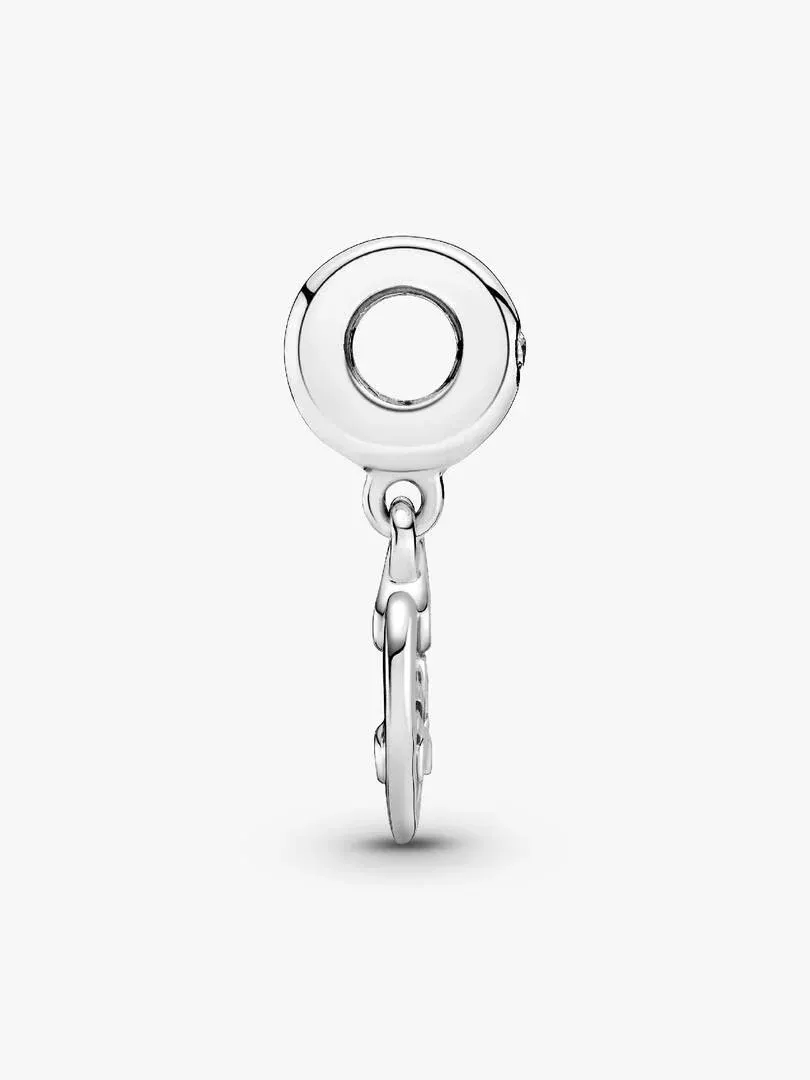 Vue latérale du charm en argent sur fond blanc, montrant l'ouverture centrale et le pendent vertical.