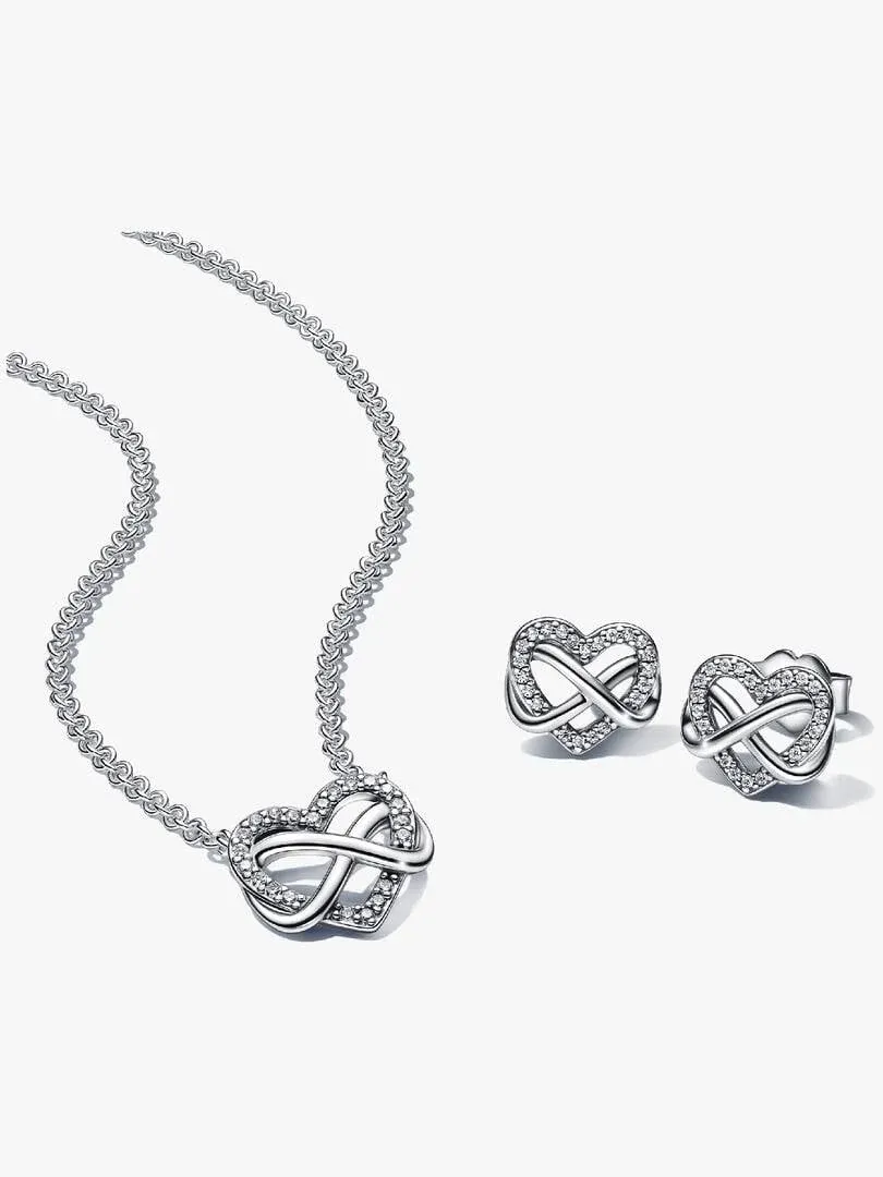 Infinity hart ketting en oorknopjes op witte achtergrond, vooraanzicht met uitgestrekte ketting.