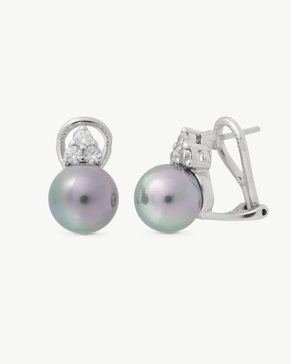 Par de pendientes de perla gris y circonitas sobre fondo blanco, vista frontal y lateral.