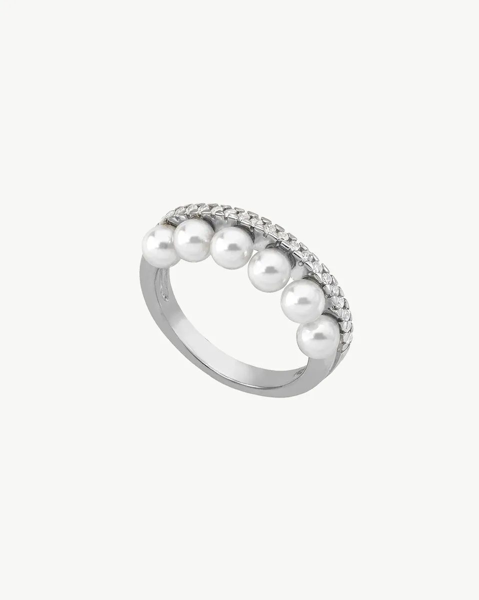 Zilveren ring met parels en zirkonia, zijwaarts aanzicht, op een zuiver witte achtergrond.