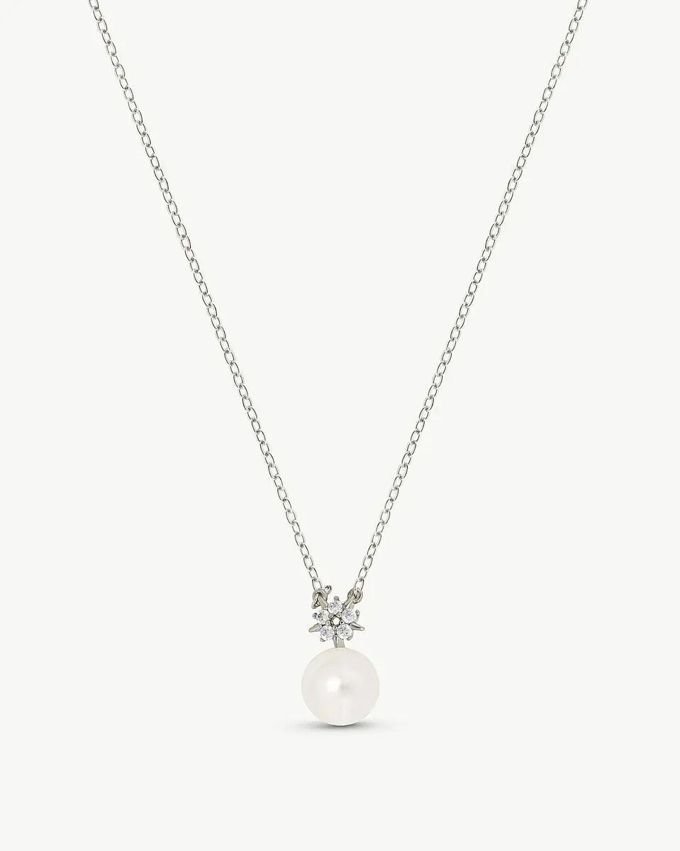 Collar de plata con colgante de estrella y perla blanca, vista frontal sobre fondo blanco.