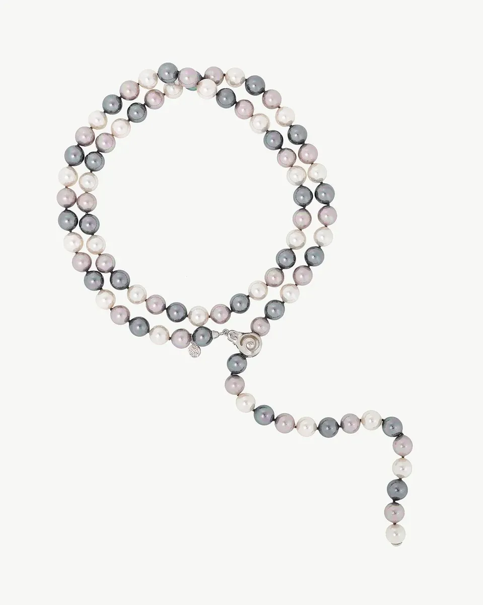 Collar de perlas dispuesto en forma circular sobre fondo blanco, vista frontal con cierre de plata visible.