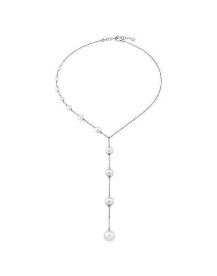 Collar largo de plata con perlas blancas sobre fondo blanco, vista frontal completa.