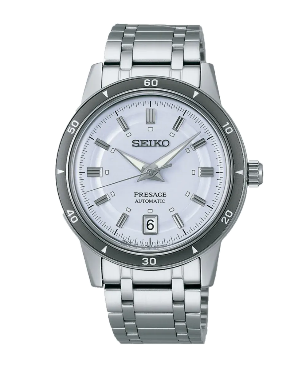 Vista frontal del reloj con esfera azul claro y brazalete de acero, centrado sobre fondo blanco.